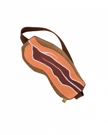 English Breakfast ab jetzt immer im Bett. Das amüsante Set, bestehend aus Spiegeleikissen und Bacon Augenmaske lässt jedem Schläfer das Wasser im Munde zusammenlaufen. Die besonders filigran bestickte Augenmaske ist ein wahres Schmuckstück bei Nacht. Die Innenseite der Maske ist aus besonders weichem dunkelbraunem Baumwollsamt. Passend dazu wurde für höchsten Tragekompfort ein besonders breites Gummiband verwendet.  Durch eine weiche Innenpolsterung ist die Schlafmaske absolut lichtundurchlässig.
