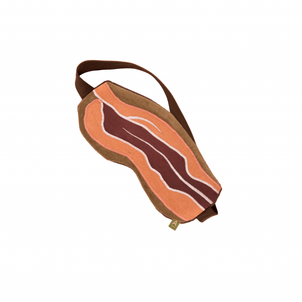 English Breakfast ab jetzt immer im Bett. Das amüsante Set, bestehend aus Spiegeleikissen und Bacon Augenmaske lässt jedem Schläfer das Wasser im Munde zusammenlaufen. Die besonders filigran bestickte Augenmaske ist ein wahres Schmuckstück bei Nacht. Die Innenseite der Maske ist aus besonders weichem dunkelbraunem Baumwollsamt. Passend dazu wurde für höchsten Tragekompfort ein besonders breites Gummiband verwendet. Durch eine weiche Innenpolsterung ist die Schlafmaske absolut lichtundurchlässig.