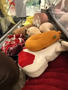 Aufschnitt-Berlin-Silvia-Wald-Wurstkissen-Handelsverband-Lebensmittel-Sonderanfertigung-Anuga-Messe-Messebau-Messedekoration-Köln-Berlin-Wurstkissen-Laptopkissen Das Label Aufschnitt aus Berlin bietet Sonderanfertigungen für den Messebau an. Hierfür arbeitet sie mit Geschäftskunden für die Planung und Gestaltung des Messestandes.