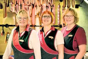 Ansteckwurst-Anstecknadel-Namensschild-Aufschnitt-Berlin-Stoffwürste-OFleischerei-Weiland-Nackenrolle-Stoffwurst-Wurstkette (1500 x 1000 px) Bei der Fleischerei Weiland in Doberlug-Kirchhain trifft Tradition auf Kunst. Neben feinsten Wurstwaren gab es im Sommer 2024 Kuschelwürste von Aufschnitt Berlin. Die textilen Fleischwaren setzen ein ironisches Zeichen in Richtung nachhaltigem Konsum und zeigen, dass kreative Schaufensterdekoration auch in klassischen Branchen funktioniert.
