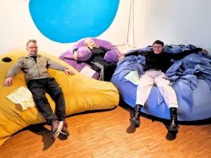 Aufschnitt-Berlin-Soft-Giant-Loungekissen-Kuschelkissen-Fatboy-Sitzsack-Tüftellab-Berlin Wir glauben an Transparenz – nicht nur im Designprozess, sondern auch in der Produktion. Daher dokumentieren wir die Entstehung des Soft Giant vom ersten Entwurf bis zur letzten Naht. In unserem kommenden Making-of-Video auf YouTube öffnen wir Türen, zeigen Zwischenschritte, geben Einblicke in textile Herausforderungen und zeigen: echte Handarbeit braucht Zeit, Hingabe – und viele Meter Stoff.