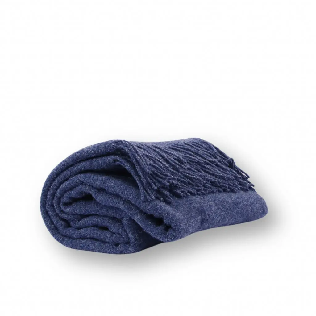Gemütliche Kuscheldecke in grau Melange aus Wolle mit Fransen. Für dein Sofa oder als Stilelement für eine warme Atmosphäre.