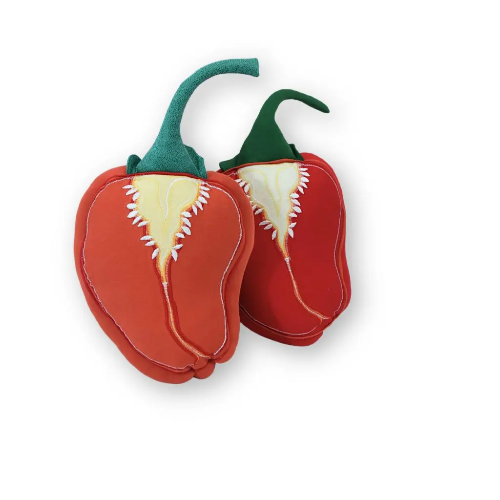 Das Chilikissen von Aufschnitt Berlin ist ein perfektes Geschenk für alle, die es scharf und feurig mögen! Das rote Chilikissen ist kuschelig und ein absolutes Highlight in der Küche oder Wohnzimmer.