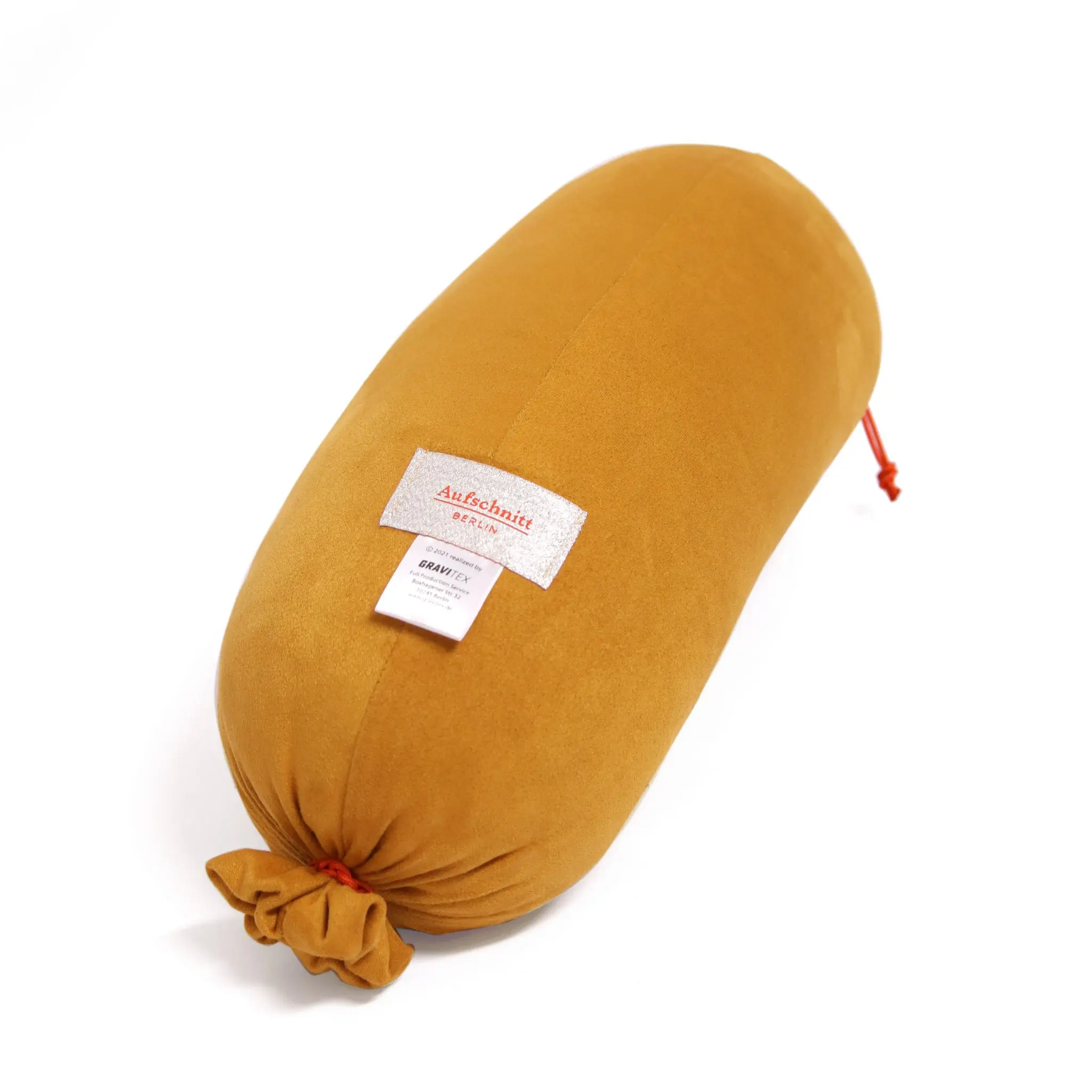 Edgar erblickte am 25.08.2012 das Licht der Welt. Er ist ca. 40cm lang und hat einen Durchmesser von ca. 12cm. Edgar bringt stolze 72g auf die Waage - ein wahrer Wonneproppen. Sein zartes inneres Kissen wird von einer herzhaften Mikrofaser – Außenhülle geschützt. Die Enden sind mit einer Kunststoffkordel zu Wurstzipfeln gebunden.