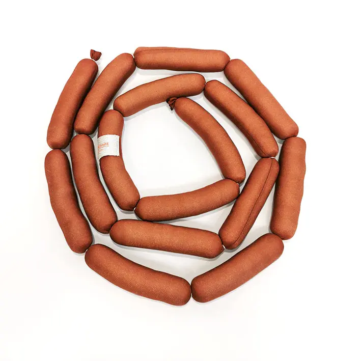 Die Wurstkette von Aufschnitt Berlin ist ein witziges Geschenk für Menschen, die Wurst möggen. Die Wurst kann man als Vegetarier als Gastgeschenk zu einer Grillfeier mitbringen.
