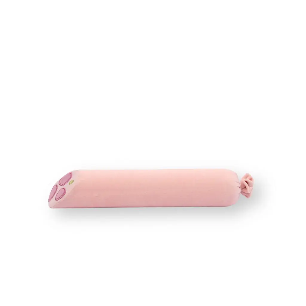 Nackenrolle im Bierschinkendesign – Eine herzhafte Nackenrolle in zartem Rosa! Unsere Bierschinken-Nackenrolle bringt die traditionelle Brühwurst direkt an der Küche vorbei ins Wohnzimmer! Mit ihrer zartrosafarbenen Wurstpelle aus weichem Baumwoll-Nikki und den detailgetreu applizierten und gestickten pinken und grünen Akzenten ist sie ein ungewöhnlicher Hingucker und gleichzeitig unglaublich bequem. Das Kissen überzeugt durch seinen weichen Schaumstoffkern, der mit Baumwoll-Nikki-Stoff bezogen ist. An einer Seite ist der Stoff über das abgerundete Wurstende hinaus zusammengebunden und authentisch, wie bei einer echten Wurst, mit einer Kunstfaser-Kordel von Hand versiegelt. Warum "Bierschinken"? Die Wurst wird traditionell gerne mit Bier serviert! Der Serviervorschlag von Aufschnitt: Machen Sie es sich mit der Bierschinken-Nackenrolle auf der Couch gemütlich – und genießen Sie ein kühles Bier dazu.