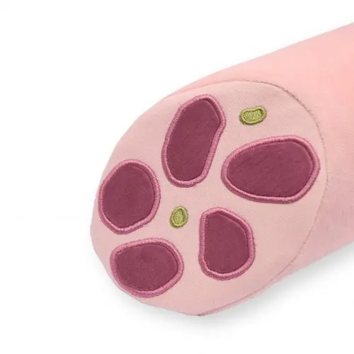 Nackenrolle im Bierschinkendesign – Eine herzhafte Nackenrolle in zartem Rosa! Unsere Bierschinken-Nackenrolle bringt die traditionelle Brühwurst direkt an der Küche vorbei ins Wohnzimmer! Mit ihrer zartrosafarbenen Wurstpelle aus weichem Baumwoll-Nikki und den detailgetreu applizierten und gestickten pinken und grünen Akzenten ist sie ein ungewöhnlicher Hingucker und gleichzeitig unglaublich bequem. Das Kissen überzeugt durch seinen weichen Schaumstoffkern, der mit Baumwoll-Nikki-Stoff bezogen ist. An einer Seite ist der Stoff über das abgerundete Wurstende hinaus zusammengebunden und authentisch, wie bei einer echten Wurst, mit einer Kunstfaser-Kordel von Hand versiegelt. Warum "Bierschinken"? Die Wurst wird traditionell gerne mit Bier serviert! Der Serviervorschlag von Aufschnitt: Machen Sie es sich mit der Bierschinken-Nackenrolle auf der Couch gemütlich – und genießen Sie ein kühles Bier dazu.