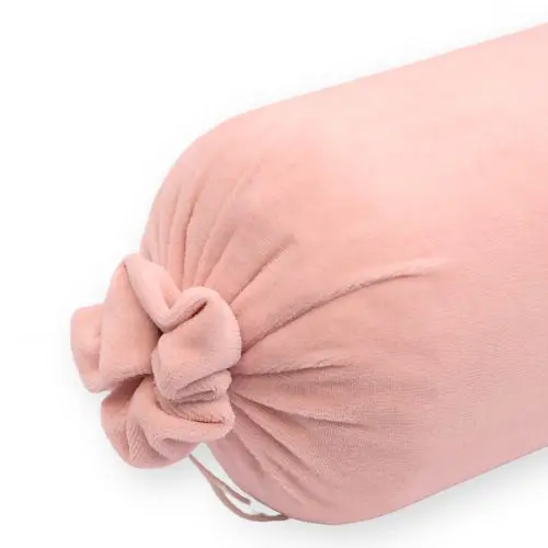 Nackenrolle im Bierschinkendesign – Eine herzhafte Nackenrolle in zartem Rosa! Unsere Bierschinken-Nackenrolle bringt die traditionelle Brühwurst direkt an der Küche vorbei ins Wohnzimmer! Mit ihrer zartrosafarbenen Wurstpelle aus weichem Baumwoll-Nikki und den detailgetreu applizierten und gestickten pinken und grünen Akzenten ist sie ein ungewöhnlicher Hingucker und gleichzeitig unglaublich bequem. Das Kissen überzeugt durch seinen weichen Schaumstoffkern, der mit Baumwoll-Nikki-Stoff bezogen ist. An einer Seite ist der Stoff über das abgerundete Wurstende hinaus zusammengebunden und authentisch, wie bei einer echten Wurst, mit einer Kunstfaser-Kordel von Hand versiegelt. Warum "Bierschinken"? Die Wurst wird traditionell gerne mit Bier serviert! Der Serviervorschlag von Aufschnitt: Machen Sie es sich mit der Bierschinken-Nackenrolle auf der Couch gemütlich – und genießen Sie ein kühles Bier dazu.