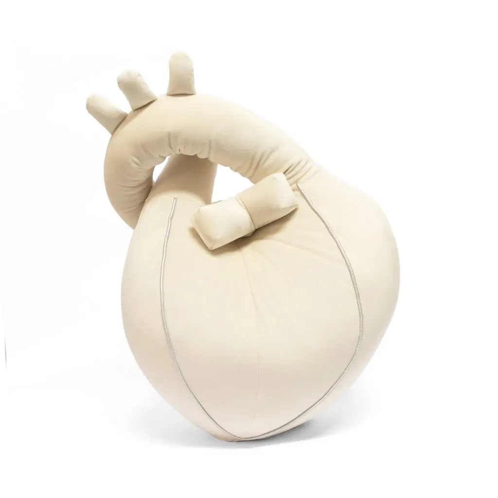 Das Herzkissen als Symbol der Stärke und Macht, aber auch der Liebe. Das Herzkissen zählte ursprünglich zu unserer Organkollektion, doch es konnte sich in kürzester Zeit zu einem Herzensbrecher hocharbeiten. Ein wunderschönes prall gefülltes Herzkissen, dessen Form zum genaueren Hinschauen verleitet. Aorta und Hohlvene sind ineinander verschlingbar. Das Material ist ein besonders weicher Samt in 2 unterschiedlichen Farbnuancen. Der eingesetzte silbernen Keder beschreibt abstrahiert die Herzkranzgefäße auf der Oberfläche des Herzens und ist passgenau eingesetzt. Dieses Detail vereint Eleganz und hoher Handwerkskunst in einem.