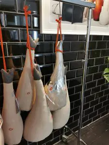 Aufschnitt-Berlin-Schinken-Keule-Schinkenkissen-Geschenkkissen-Silvia-Wald Das Schinkenkissen von Aufschnitt Berlin sieht aus, wie ein Schinken. Man kann es wunderbar zum kuscheln auf dem Sofa nutzen und es als Designobjekt in der Wohnung platzieren.