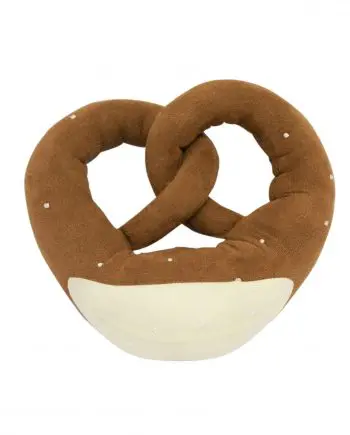 Aufschnitts Lachsnack vor der Tür! Die ansprechende und unverwechselbare Miniwürstchenkette, bestehend aus vier Teilen am Schlüsselring, wird im rustikalen Ovalglas serviert und kürzt auch ihre Schlüsselsuche ab. Das Lycra-Material verleiht unseren Schlüsselwürstchen ihre natürlich anmutende Oberfläche. Die Wurstenden sind mit Kordel handversiegelt. Am oberen Ende ist die Schlüsselwurst mit einer Öse für den Schlüsselring versehen. Füllwatte sorgt für einen strammen Griff.