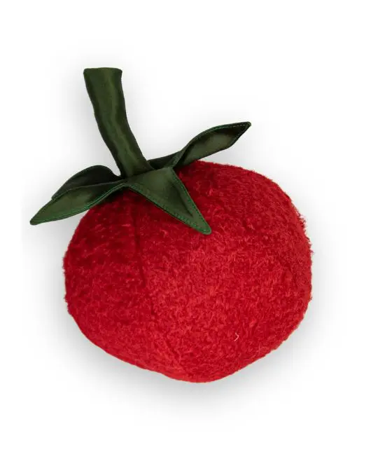 Cherry-Tomate aus Stoff: rotes Plüschkissen mit Blattkranz und Stiel aus dunkelgrünem Seidensatin, handgenäht von Aufschnitt Berlin