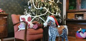 Die Wurstkette wird anstelle der Lichterkette um den Weihnachtsbaum gewickelt.