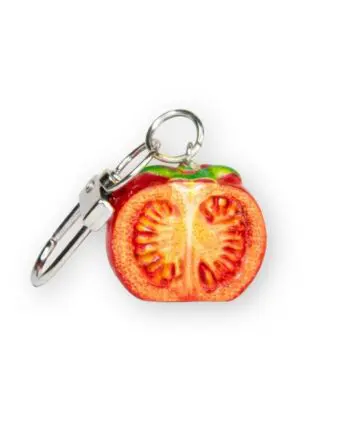 Mini Schlüsselanhänger Tomate aus rotem Kunstharz mit bemaltem Anschnitt, grünen Blättern und silberfarbenem Karabiner, Fundstück von Aufschnitt Berlin
