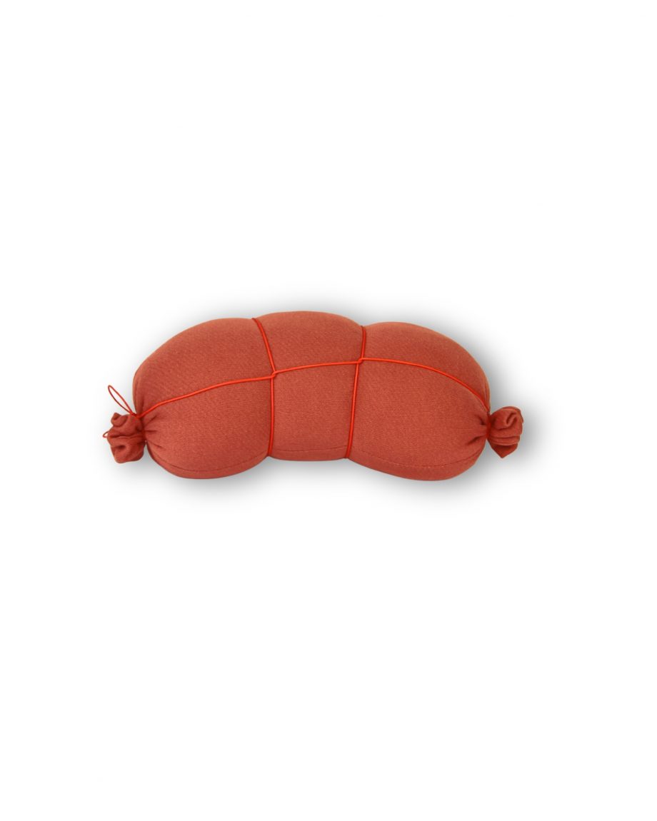 Gemütliches Reisekissen und Nackenkissen von Aufschnitt Berlin in Form eines Bockwurstkissen in orange für Reisen und unterwegs.