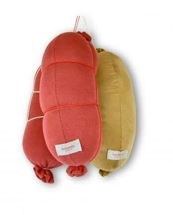Gemütliches Reisekissen und Nackenkissen von Aufschnitt Berlin in Form eines Bockwurstkissen in orange für Reisen und unterwegs.