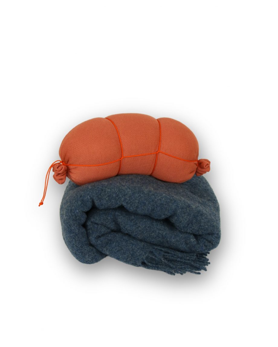 Gemütliches Reisekissen und Nackenkissen von Aufschnitt Berlin in Form eines Bockwurstkissen in orange für Reisen und unterwegs.