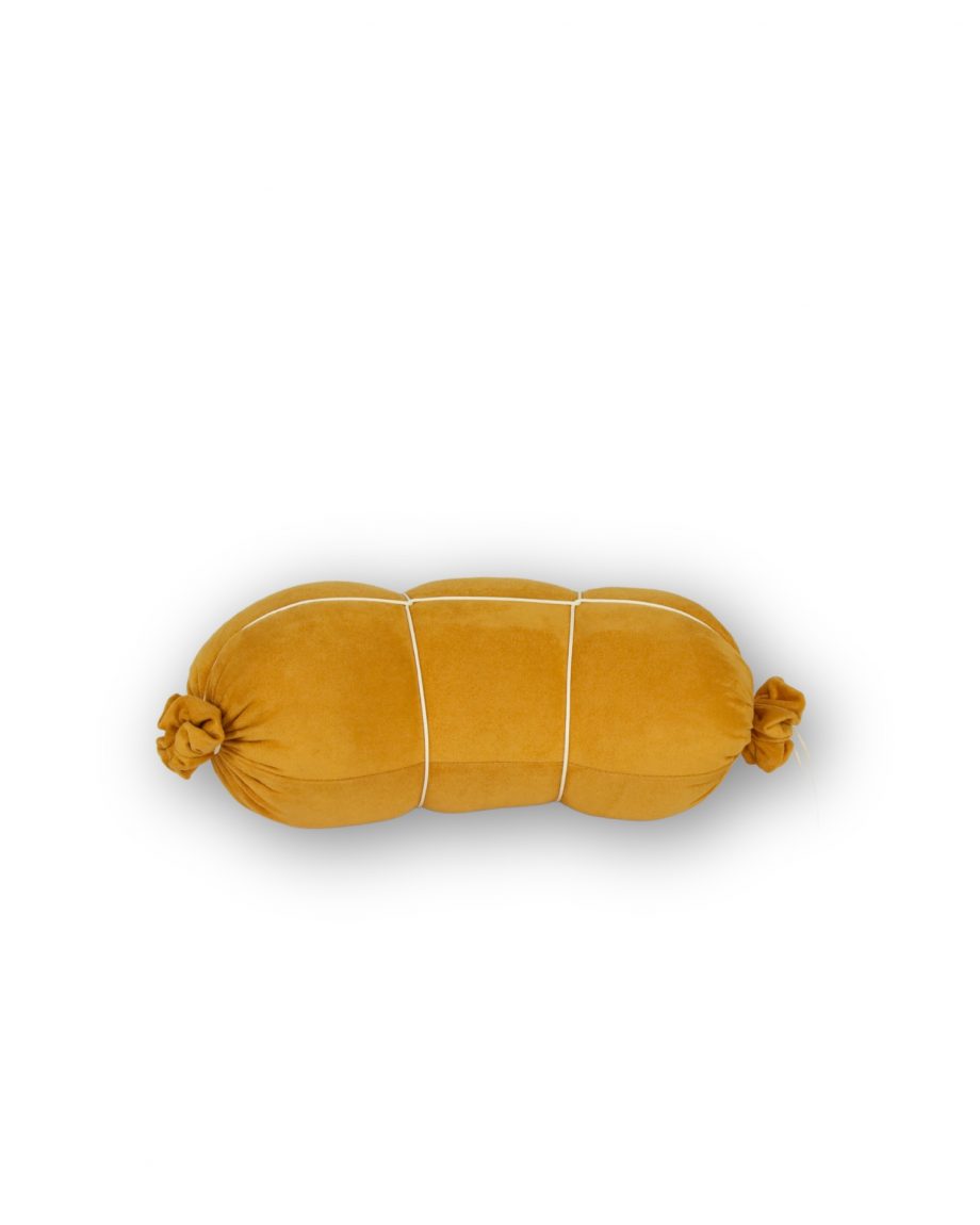 Gemütliches Reisekissen und Nackenkissen von Aufschnitt Berlin in Form eines Bockwurstkissen in Gelb für Reisen und unterwegs.