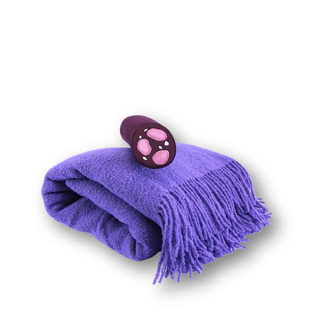 Wohndecke Bouclé aus Wolle in lila mit Wurst, gefertigt aus 100 % natürlicher Wolle, vereint Schönheit und Funktionalität auf einzigartige Weise.