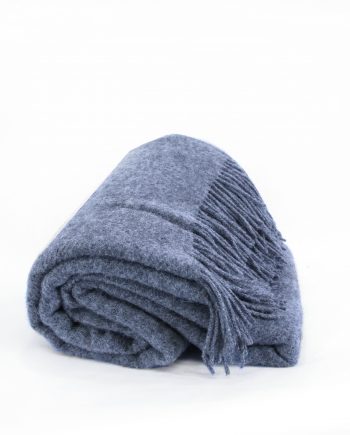 Graue Wolldecke aus natürlicher Wolle, dicht gewebt, mit ruhiger Struktur und wärmeausgleichenden Eigenschaften