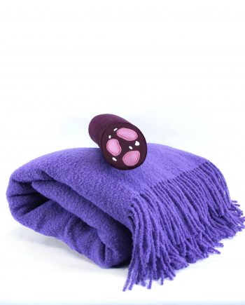 Wohndecke Bouclé aus Wolle in lila mit Wurst, gefertigt aus 100 % natürlicher Wolle, vereint Schönheit und Funktionalität auf einzigartige Weise.