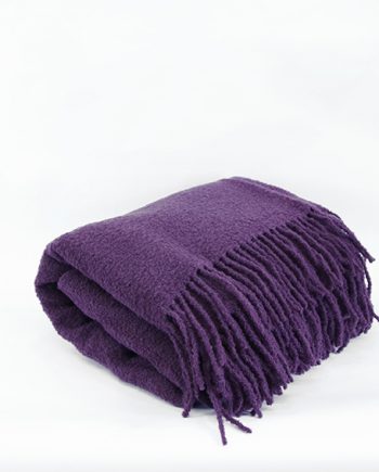 Boucle-decke-wolldecke-aufschnitt-Berlin-stylische-decke-Wohnzimmer-aubergine-lila-knallige-farben-wohndecke-kuscheldecke