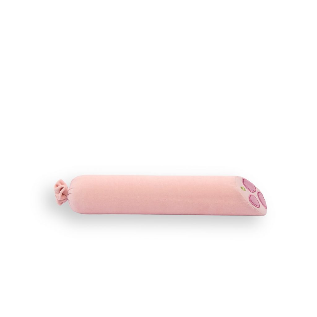Nackenrolle im Bierschinkendesign – Eine herzhafte Nackenrolle in zartem Rosa! Unsere Bierschinken-Nackenrolle bringt die traditionelle Brühwurst direkt an der Küche vorbei ins Wohnzimmer! Mit ihrer zartrosafarbenen Wurstpelle aus weichem Baumwoll-Nikki und den detailgetreu applizierten und gestickten pinken und grünen Akzenten ist sie ein ungewöhnlicher Hingucker und gleichzeitig unglaublich bequem. Das Kissen überzeugt durch seinen weichen Schaumstoffkern, der mit Baumwoll-Nikki-Stoff bezogen ist. An einer Seite ist der Stoff über das abgerundete Wurstende hinaus zusammengebunden und authentisch, wie bei einer echten Wurst, mit einer Kunstfaser-Kordel von Hand versiegelt. Warum "Bierschinken"? Die Wurst wird traditionell gerne mit Bier serviert! Der Serviervorschlag von Aufschnitt: Machen Sie es sich mit der Bierschinken-Nackenrolle auf der Couch gemütlich – und genießen Sie ein kühles Bier dazu.